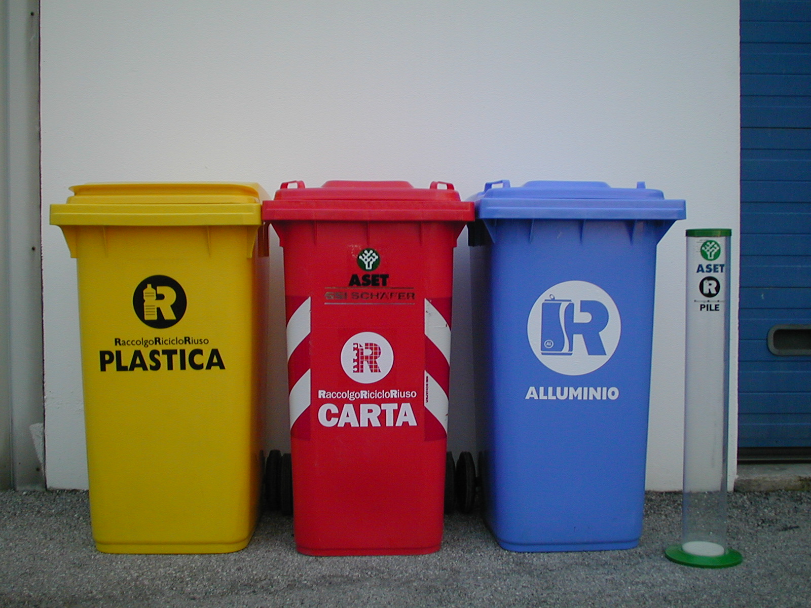 Cestini pieni in zona mare, Aset S.p.A. potenzia il servizio di pulizia.  Verranno svuotati ogni giorno. In arrivo anche nuovi bidoni per carta e plastica