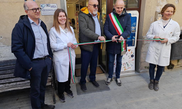 Cantiano, dopo l’alluvione riaperta la farmacia comunale nella sede originaria. Più bella e funzionale, rinnovati anche gli impianti. Ampliata la gamma dei servizi offerti