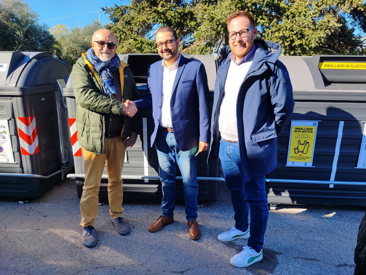 San Costanzo, arrivano i cassonetti ad accesso controllato: vantaggi per differenziata e decoro. Per utilizzarli serviranno una tessera personale oppure un’App. Quattro le giornate di formazione